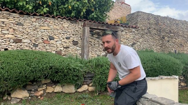 Taglio siepi di macchia mediterranea in giardino смотреть онлайн