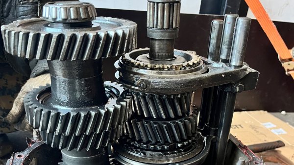 Подготовка перед установкой КПП ZF S5-42 на Валдай !Что стало с родной КПП?