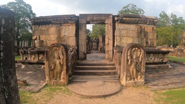 Ancient City of Polonnaruwa SRI LANKA 🇱🇰 | Travel VLOG #18 смотреть онлайн