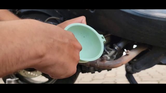 SYM JOYMAX Engine Oil Change | Tutorial смотреть онлайн