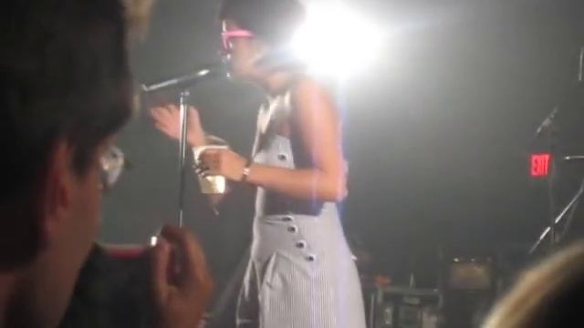 Lily Allen drunk in Philly April 2009 смотреть онлайн