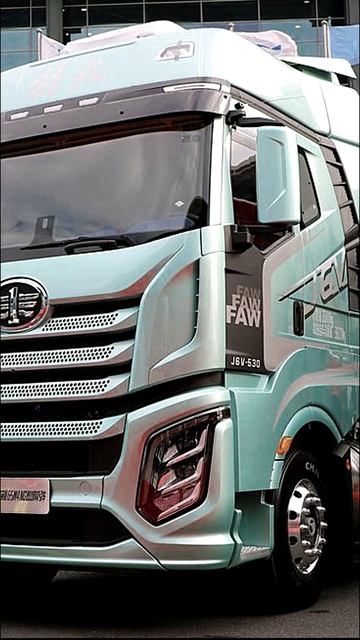 Комбинированный газовый тягач FAW J6V смотреть онлайн