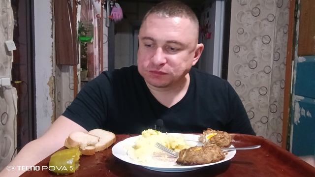 мукбанг/обжор/пюре картофельное с мясными гнёздами,солёный огурец/ смотреть онлайн