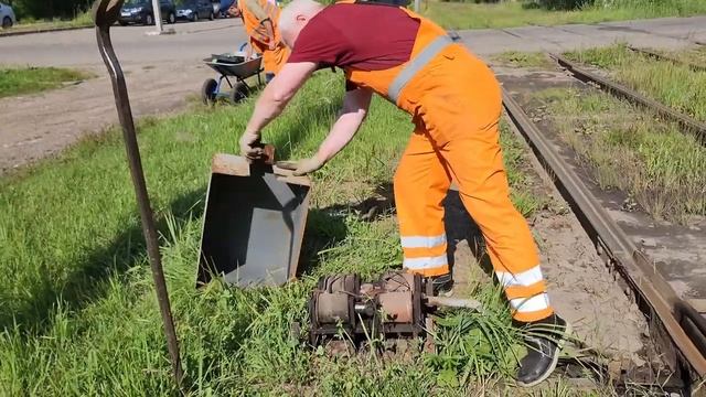 Грустное видео. Распил старых трамваев и другое смотреть онлайн