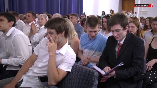 В ВОЛГТУ КРАСНЫЕ ДИПЛОМЫ ВРУЧИЛИ ТЕМ, КТО УЧИТСЯ УЖЕ 17 ЛЕТ смотреть онлайн