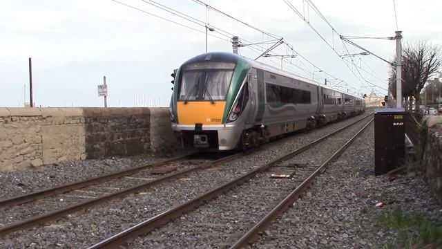 Iarnród Éireann Irish Rail 8100 EMU & 22000 DMU 22037 passes Dún Laoghaire смотреть онлайн