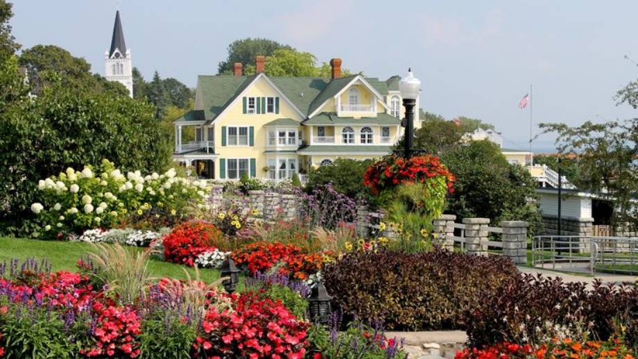 САДЫ США Mackinac Island Всемирно известный ОСТРОВ САДОВ МАКИНАК 2023 смотреть онлайн