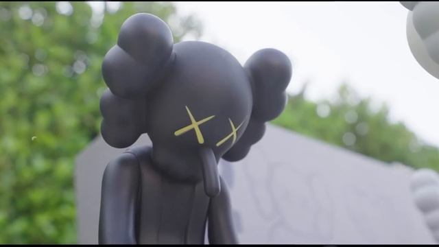 KAWS Family Unboxing for Mansion in Dubai on Palm Jumeirah смотреть онлайн