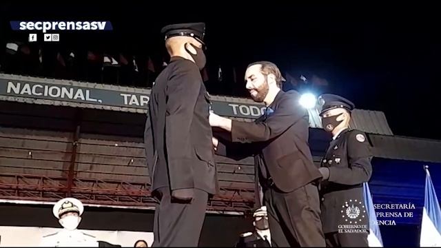 Presidente Nayib Bukele participa en acto de graduación de la FAES смотреть онлайн