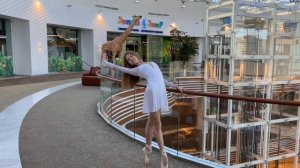 Ballerina in a shopping centre / Mari Kruchkova