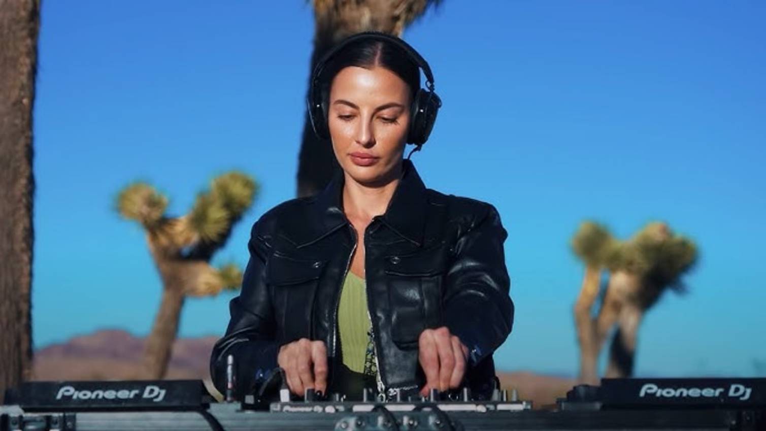 DeepMe | Live @ Yucca Valley , California Melodic Techno & Progressive House Dj Mix смотреть онлайн