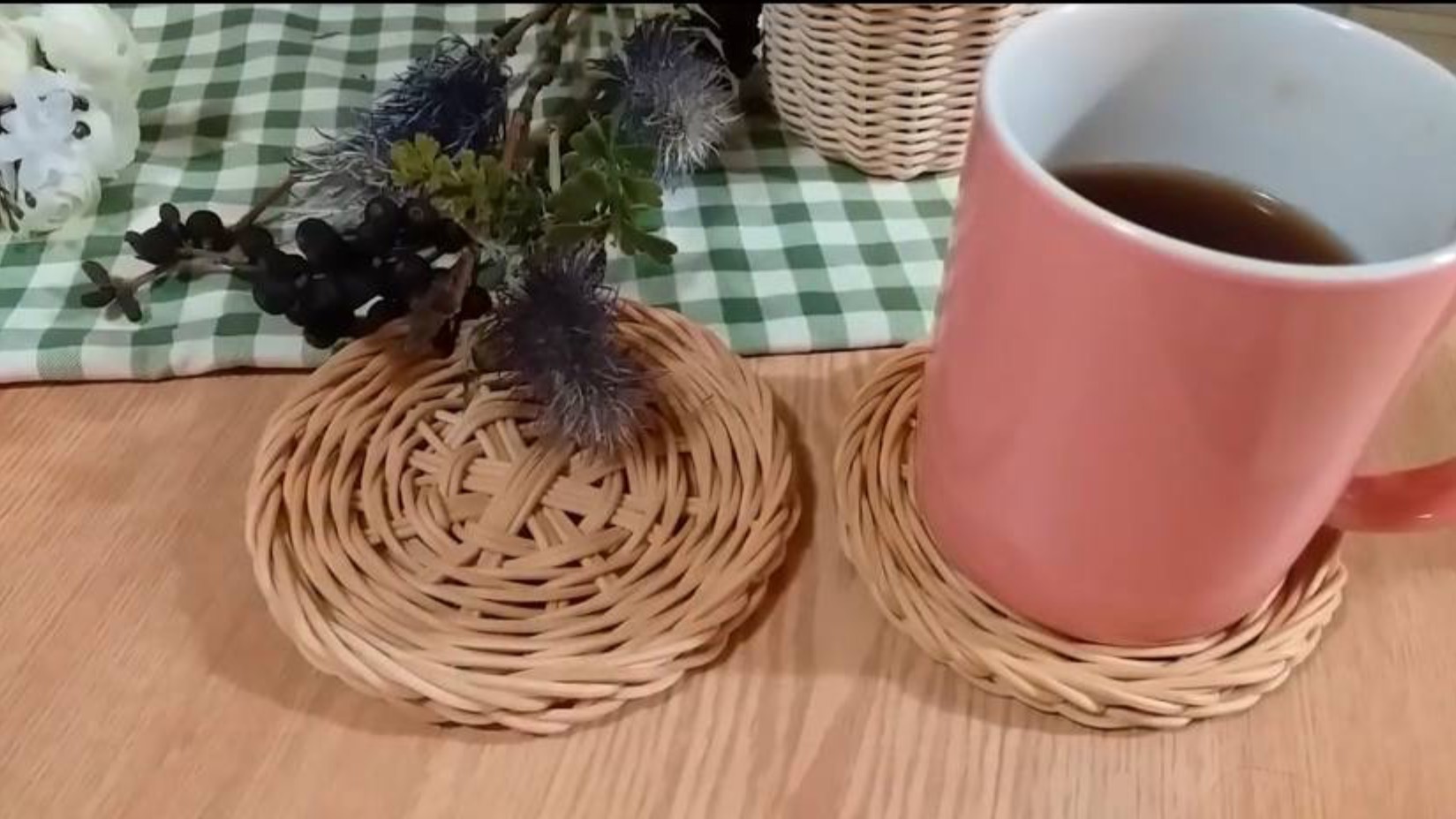 Плетём подставку из ротанга смотреть онлайн