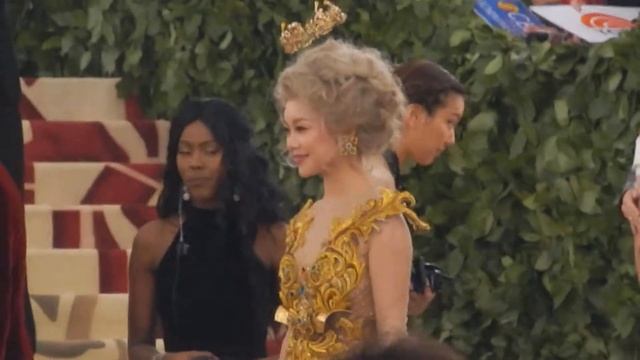 Kerry Washington & Brooke Shields make their way through Met Gala 2018 смотреть онлайн