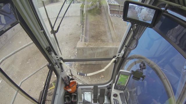 SENNEBOGEN 835 Material Handler - Feeding the shredder with orange peel grab in Sweden смотреть онлайн