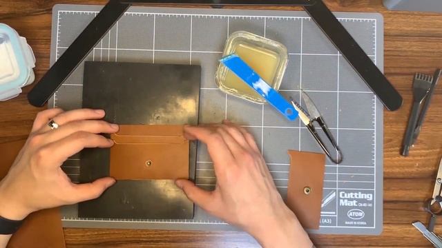 (ENG SUB) 심플하고 간단한 카드지갑 케이스를 만들어보자!! / DIY, Leather Craft смотреть онлайн