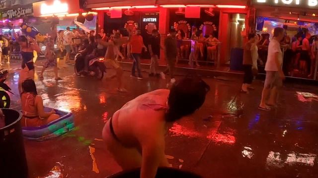 [4k]Soi 6 play water With bar girls | Pattaya | Really awesome #pattayanightlife #soi6 смотреть онлайн