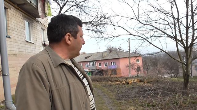 В Тетієві біля багатоповерхових будинків зрізали фруктові дерева. смотреть онлайн