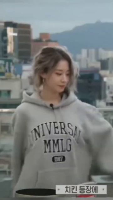 Jiyeon on stage vs off stage #jiyeon #tara #kpop #shorts смотреть онлайн