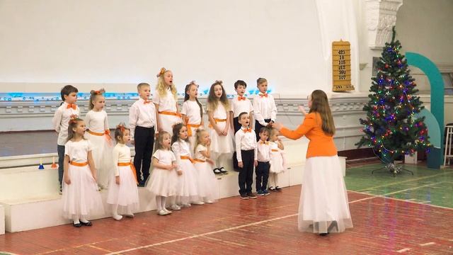 "Прекрасное далёко" (из к/ф "Гостья из будущего") муз. Е. Крылатова - детский хор Cantarella смотреть онлайн