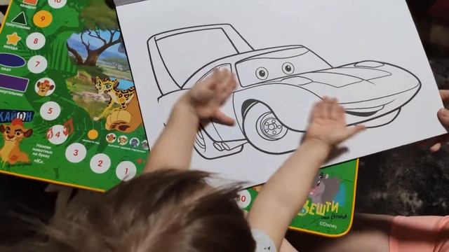 Мишка играет с раскраской Молния МакКвин. смотреть онлайн