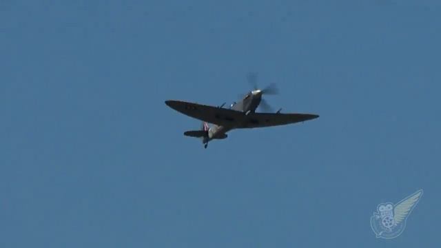 Al Deere's Spitfire Mk.IX with awesome Merlin engine audio... смотреть онлайн