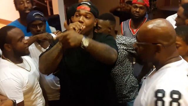 Atlantic City NJ... Ruff Ryder founder Waah host a quick cypher смотреть онлайн