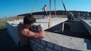 Установка плит перекрытия на цоколь из кирпича Как построить дом своими руками. Самострой.