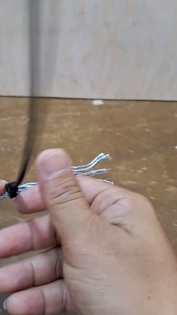 FIXED SHRED METAL STRING with ZIP TIE #howto #tips #tutorial #youtubeshorts #lifehacks смотреть онлайн