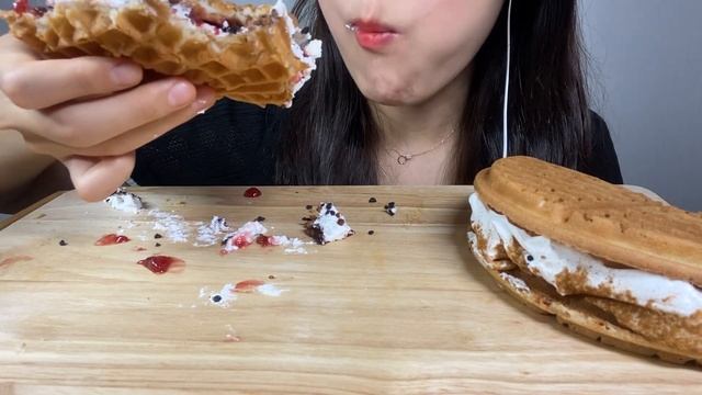 ASMR 맘모스와플 돼지바와플 애플시나몬와플 Cream Waffle MUKBANG Eating Sounds / NO TALKING смотреть онлайн