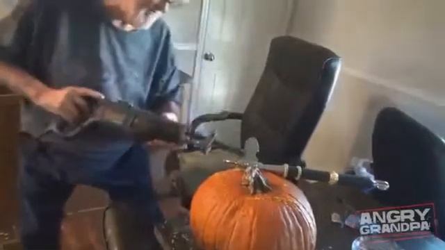 Злой дед разбирается с тыквой (русская озвучка) смотреть онлайн