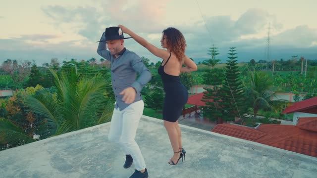 BACHATAS NUEVO GRUPO EXTRA ROMEO SANTOS PRINCE ROYCE ATACA ALEMANA