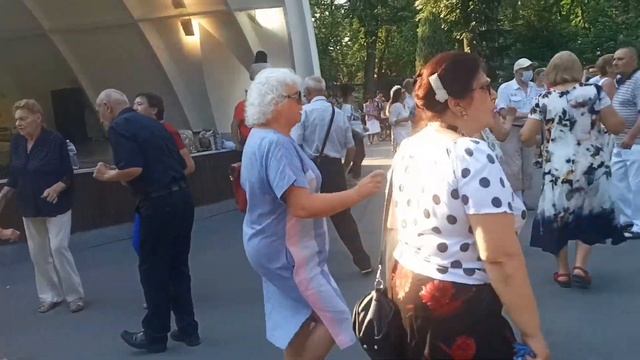Ты мой букет рябины💃🌹 Счастливые минуты в парке Горького 💃🌹Харьков 2021 смотреть онлайн