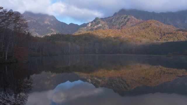 【Window Scenery 4K】Scenic Pond and Mountains in Autumn【1 Hour No Looping】 смотреть онлайн