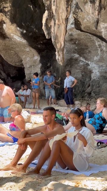 flock of monkeys on Railay beach @Музыка: Sour SoupМузыкант: Jeff Kaale смотреть онлайн