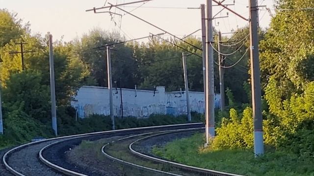 Проводы лета. Тепловоз ТЭП70БС-253 с пригородным поездом Пачелма - Пенза. Август 2021 года. смотреть онлайн