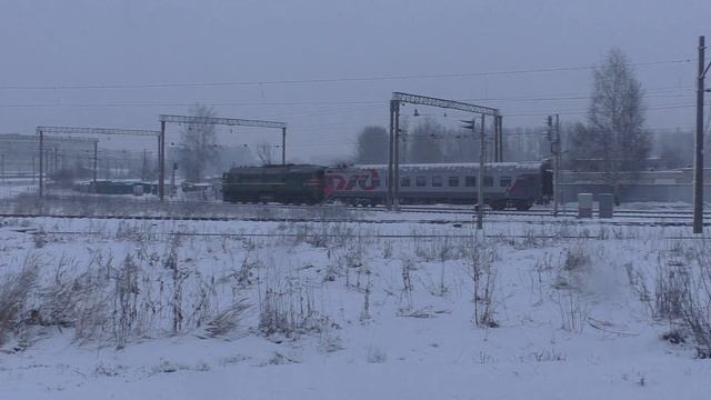 Тепловоз ДМ62-1852 с пассажирским вагоном смотреть онлайн