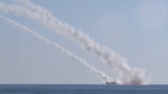 Групповой пуск крылатых ракет «Калибр» подлодкой по объектам террористов в Сирии Daish Siria