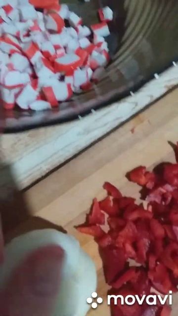 салат с крабовыми палочками смотреть онлайн