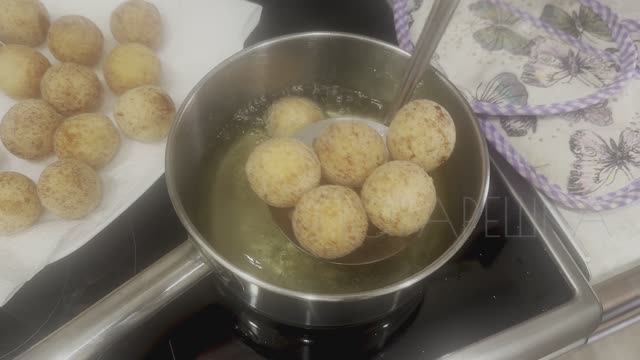 Творожные шарики жареные в масле / Рецепт шариков из творога в домашних условиях смотреть онлайн