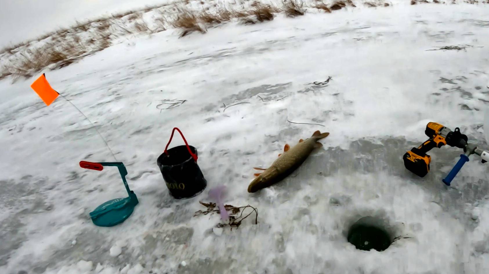 ВЫСТАВИЛ ЖЕРЛИЦЫ на НОЧЬ за 200 км от ДОМА и не ПРОГАДАЛ. ЩУКА стащила КАМЕРУ! Ловля щуки на жерлицы