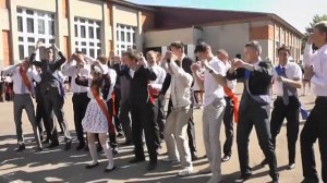 шикарный флешмоб на последнем звонке