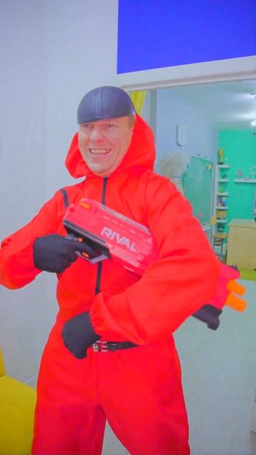 Two Sisters Outsmart the Squid Game 2 Guard! #EpicWin #funny #squidgame2 смотреть онлайн