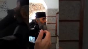 авва Илиодор читает стих.