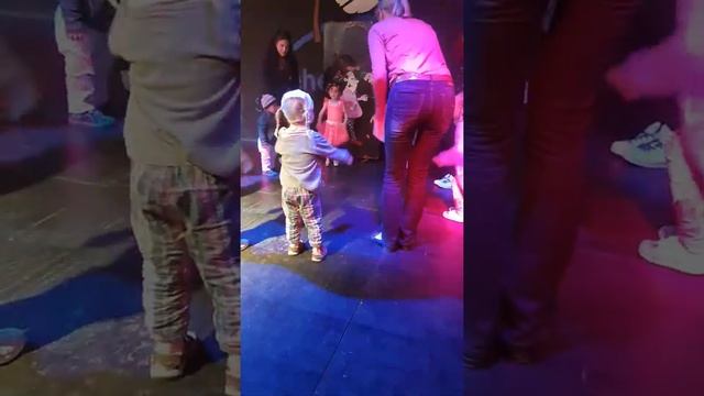 seher hotel mini disco cocuk videosu смотреть онлайн