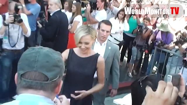 Portia de Rossi signs for fans at Ellen DeGeneres Hollywood Walk of Fame star Ceremony смотреть онлайн