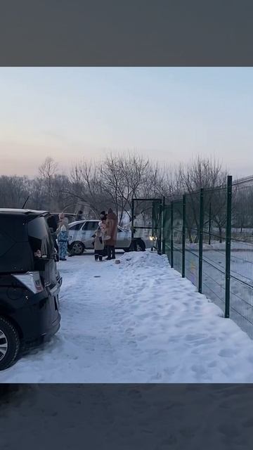 В Красноярском крае водитель «Приоры» пытался протаранить забор детского сада и наехал на женщин смотреть онлайн