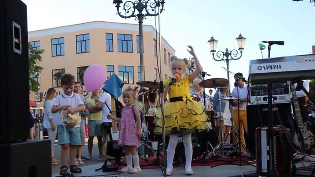 Майя Олесеюк "Озорная оса" , на благотворительном концерте в помощь Даше Сержан смотреть онлайн