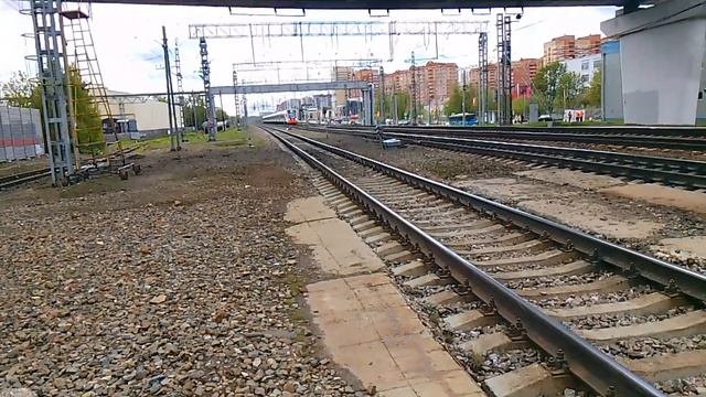 Электропоезд ЭГ2Тв-014 "Иволга" прибывает на станцию Щербинка смотреть онлайн