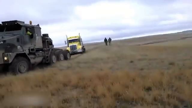 МОЩНЫЙ Oshkosh M1070E 8x8 ТАЩИТ ПО ГРЯЗИ PETERBILT 387 смотреть онлайн