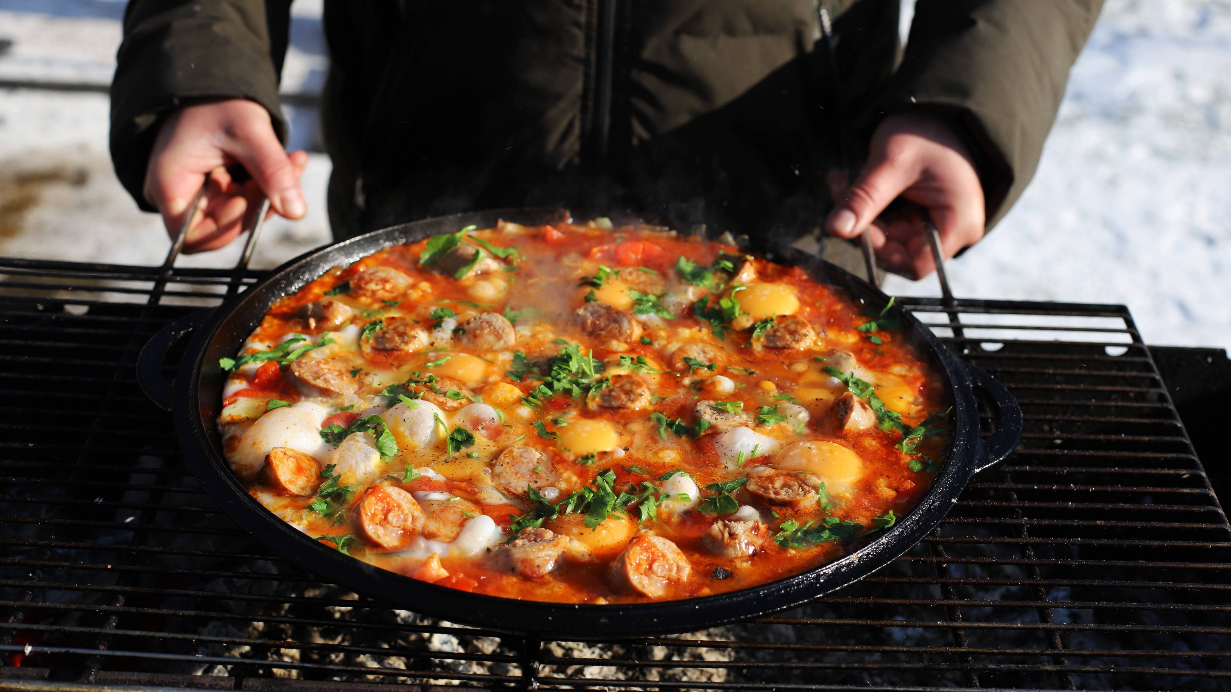 Плотный завтрак с колбасками и печеными овощами на мангале смотреть онлайн